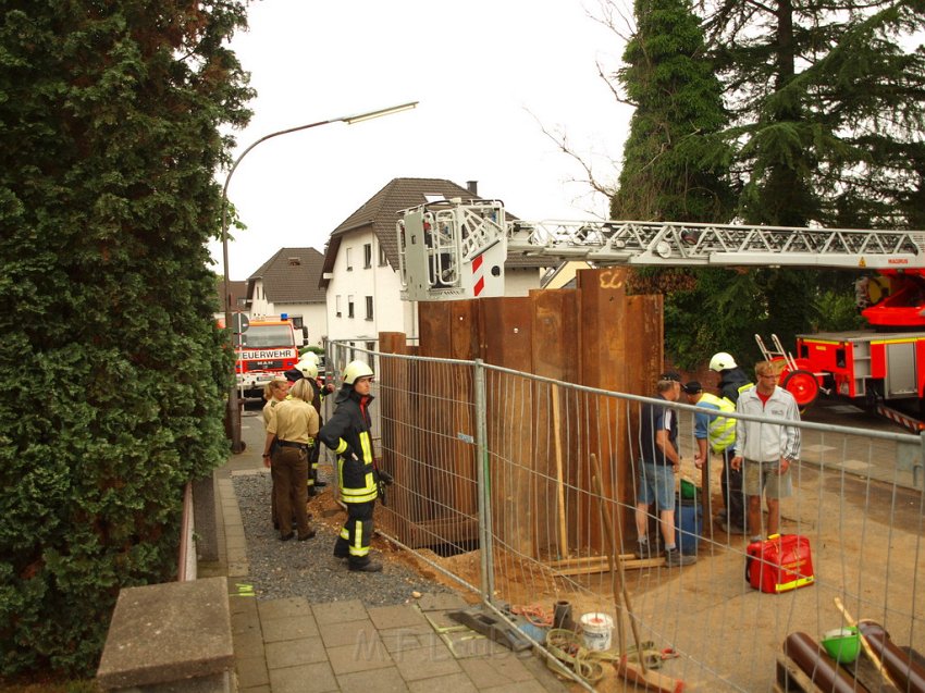 Hilfe Person in Baugrube gestuerzt Koeln Brueck Koenigsforststr P052.JPG